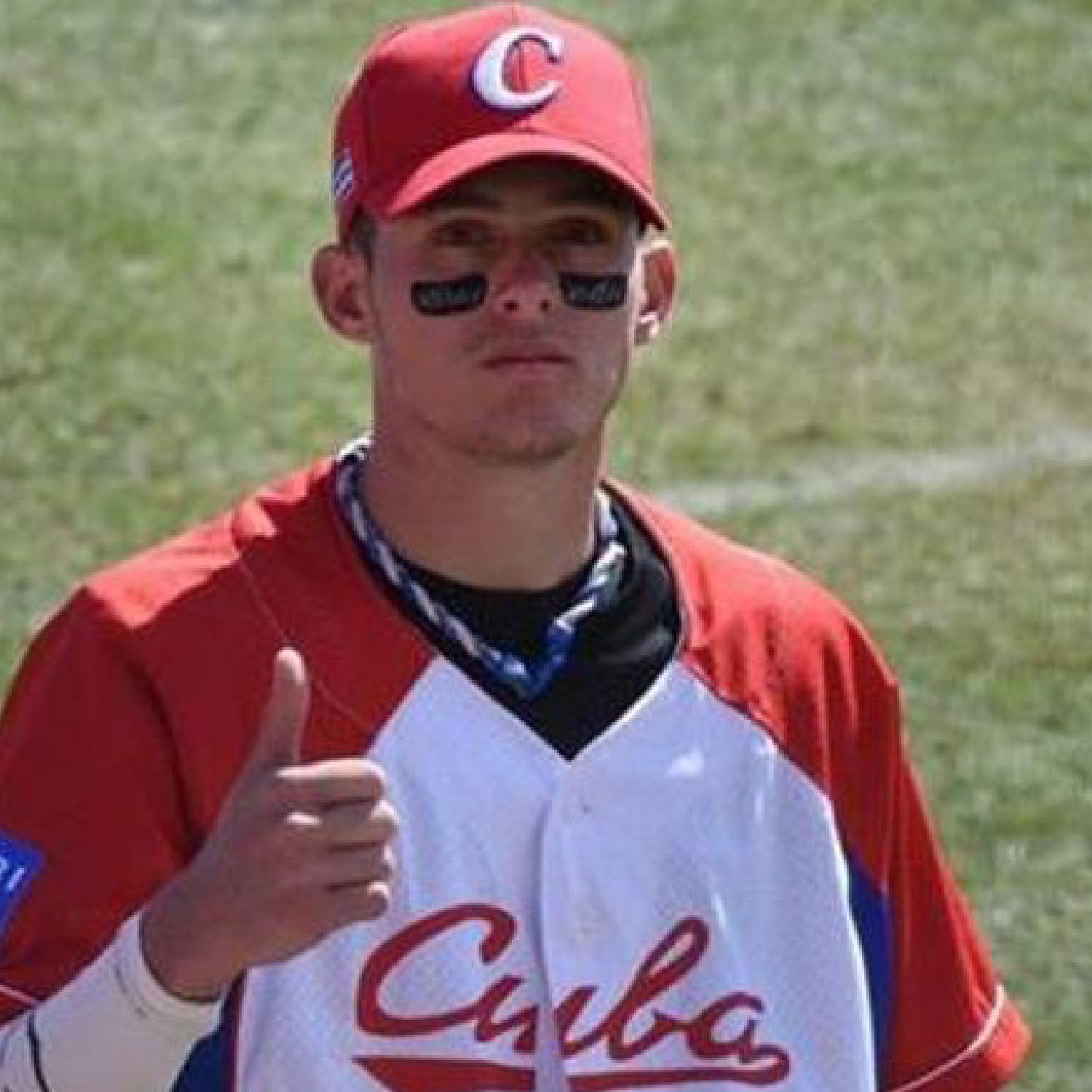 Pelotero cubano con uniforme de béisbol, representando la deserción de un atleta en un torneo internacional.