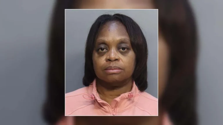 Juansette Sabrina Green, enfermera de Miami, arrestada y acusada de homicidio agravado de su madre.