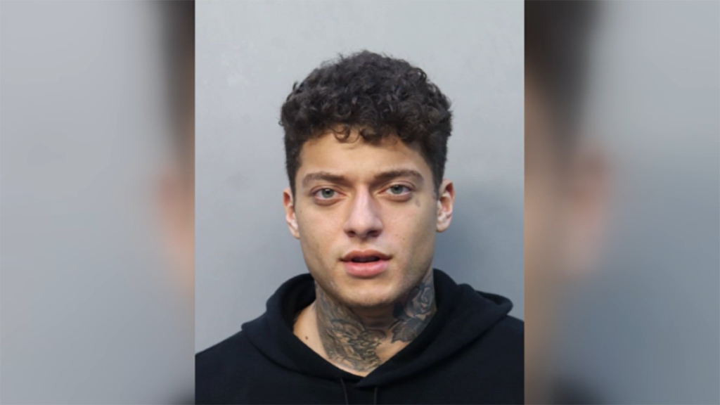 Richard Bosch, acusado de abusar de una adolescente en un gimnasio LA Fitness de Miami, ahora enfrenta una demanda millonaria.