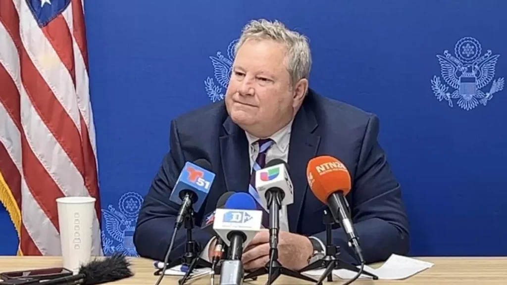 Mike Hammer, jefe de misión de EEUU en Cuba, afirmando la postura endurecida de su gobierno frente al régimen cubano.