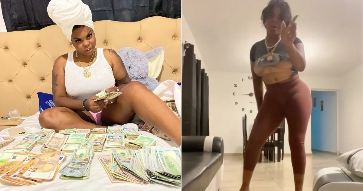 La influencer cubana La Cintumbare posando rodeada de billetes en una cama en Cuba.