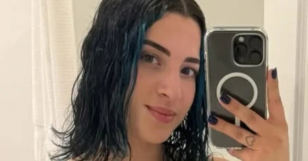 Amanda Sanz luciendo sus nuevas curvas con un ceñido vestido rojo tras cirugía estética en Miami.
