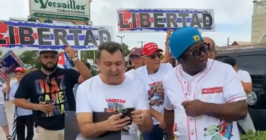 Exiliados cubanos en Protesta Miami Ferrer Navarro exigiendo libertad frente al Versailles.