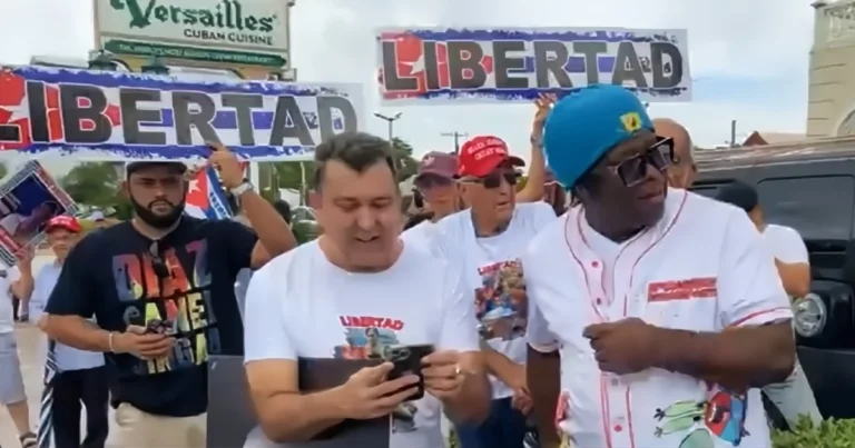 Exiliados cubanos en Protesta Miami Ferrer Navarro exigiendo libertad frente al Versailles.