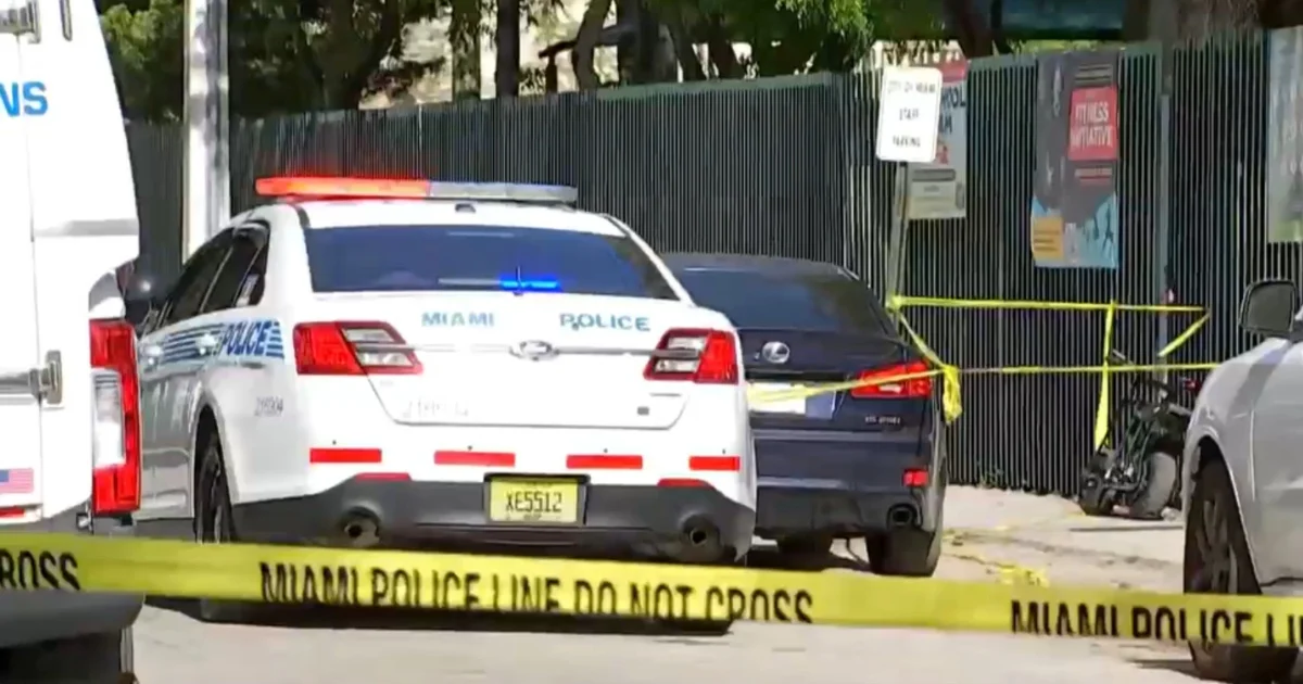 Escena policial tras Tiroteo Pequeña Habana Adolescentes en Henderson Park, Miami.