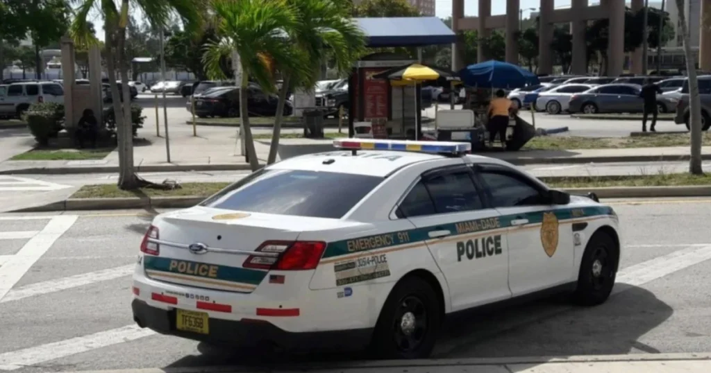 Oficina del DMV en Florida con alta demanda, afectada por nuevas reglas de Renovación Licencia Florida Inmigrantes.