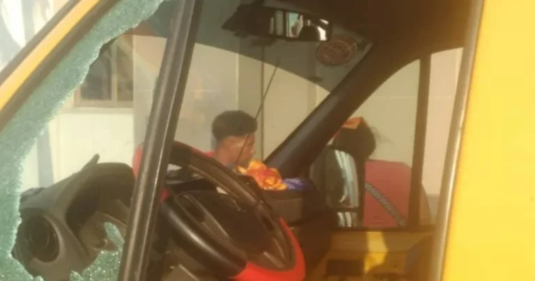 Chófer de taxi Gazelle siendo atendido por herida tras ataque al transporte público en La Habana.
