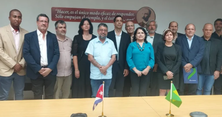 Representantes de Cuba y Brasil firmando el acuerdo para la producción de productos farmacéuticos.