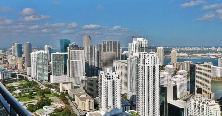 Gráfico que ilustra el éxodo interno en Miami-Dade compensado por la alta migración internacional según datos del Censo.