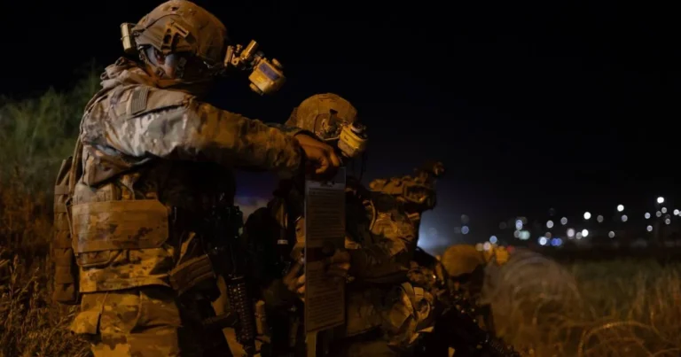 Soldados estadounidenses realizan despliegue militar en la frontera EEUU México bajo órdenes de Trump.