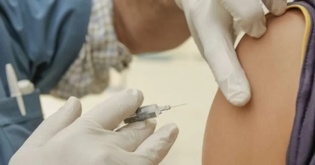 Viales de vacunas contra la fiebre amarilla, como las que Cuba dona a Colombia.