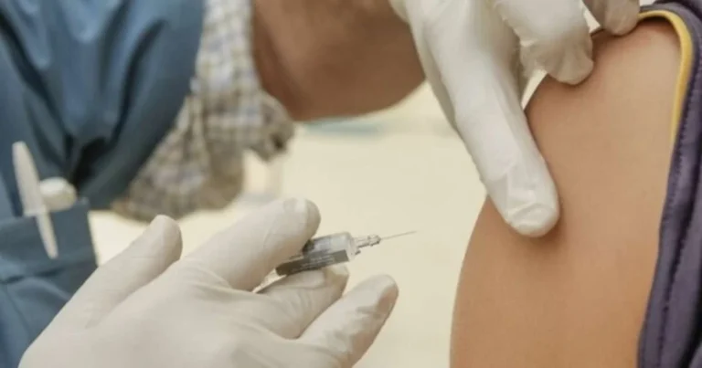 Viales de vacunas contra la fiebre amarilla, como las que Cuba dona a Colombia.