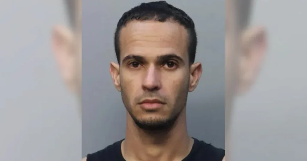 Adrián Barrera, repartidor de Amazon en Miami-Dade, arrestado por robo de paquetes y posesión de drogas.