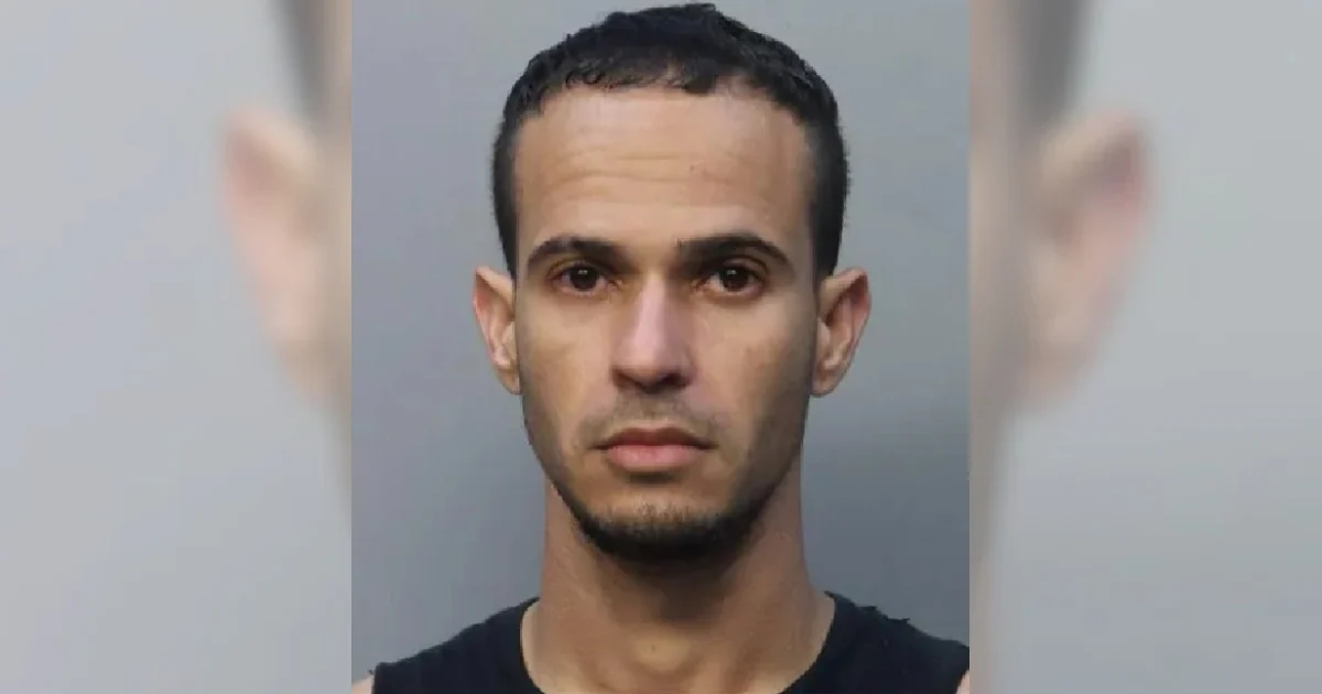 Adrián Barrera, repartidor de Amazon en Miami-Dade, arrestado por robo de paquetes y posesión de drogas.