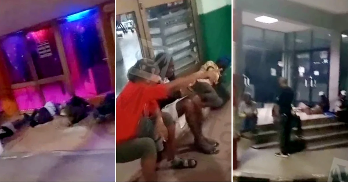 Jubilados duermen en las aceras de Santiago de Cuba mientras esperan para cobrar su pensión.
