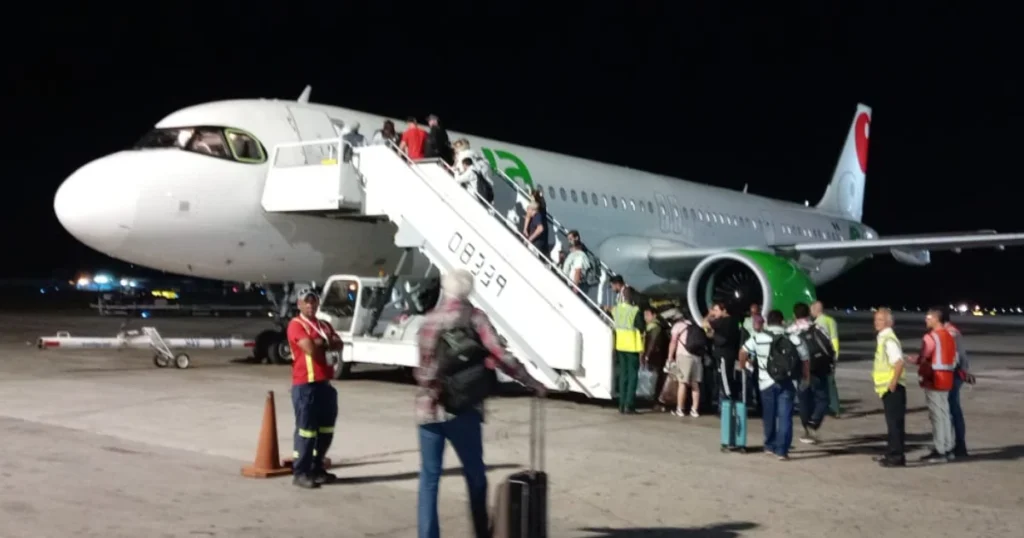 Avión de Viva Aerobus en pista tras realizar aterrizaje de emergencia en La Habana debido a falla de motor.
