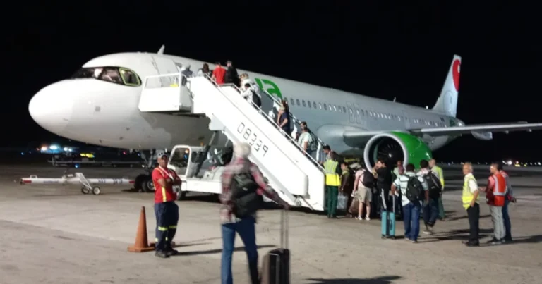 Avión de Viva Aerobus en pista tras realizar aterrizaje de emergencia en La Habana debido a falla de motor.