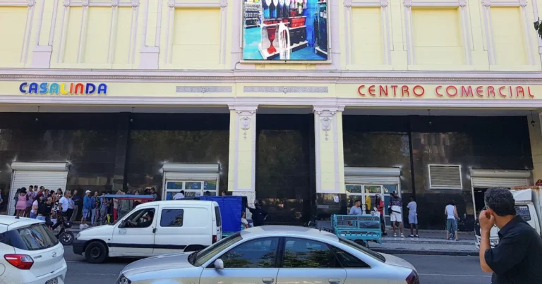 Interior de una tienda en Cuba que opera solo en dólares, reflejando el avance de la dolarización en Cuba.