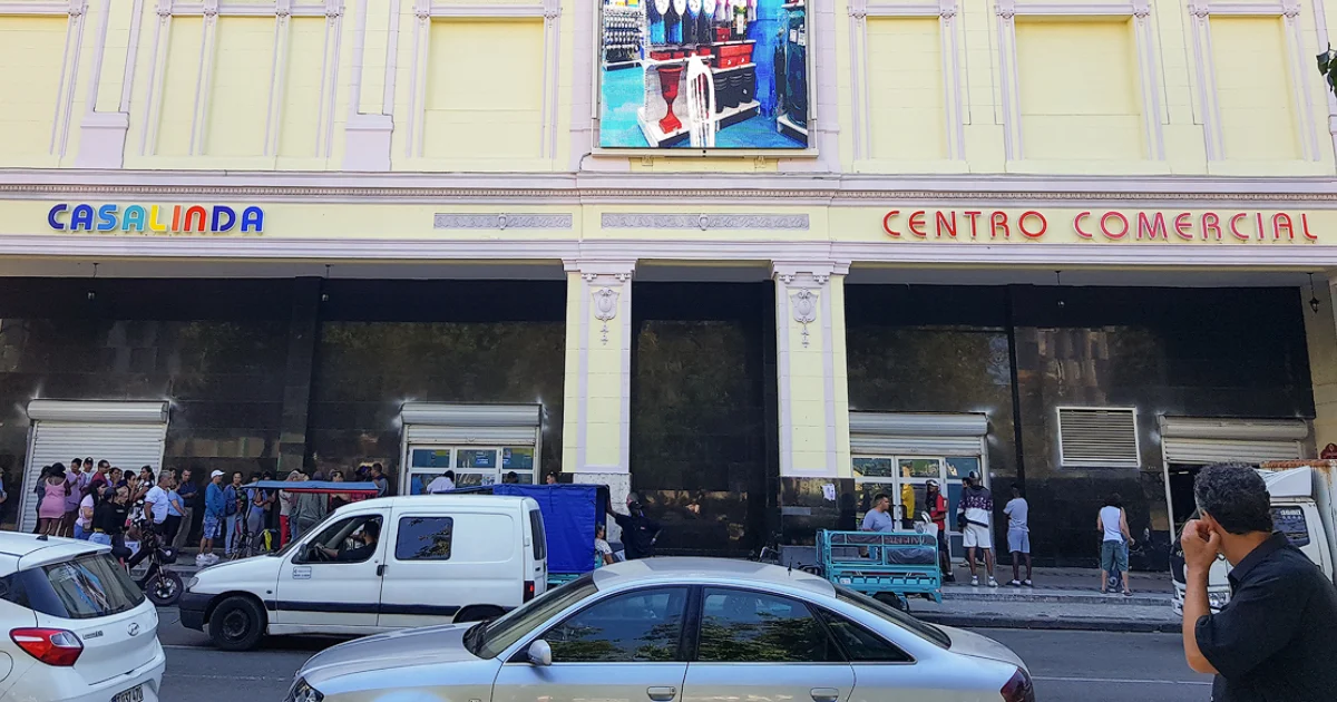 Interior de una tienda en Cuba que opera solo en dólares, reflejando el avance de la dolarización en Cuba.