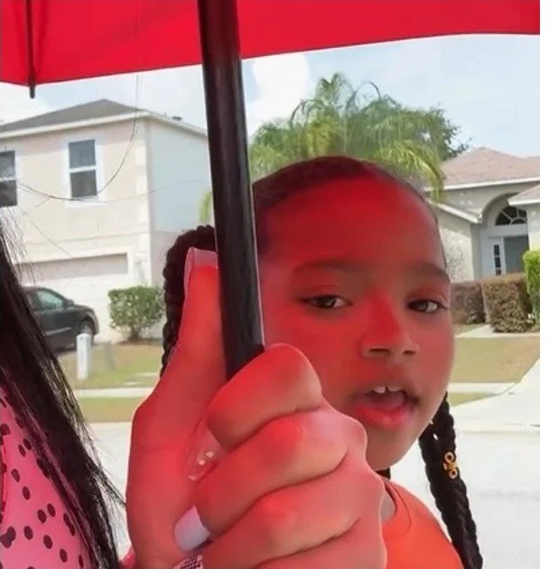 Sofía, hija de Alexander Delgado, relatando el incidente de seguridad ocurrido en su escuela en Orlando.