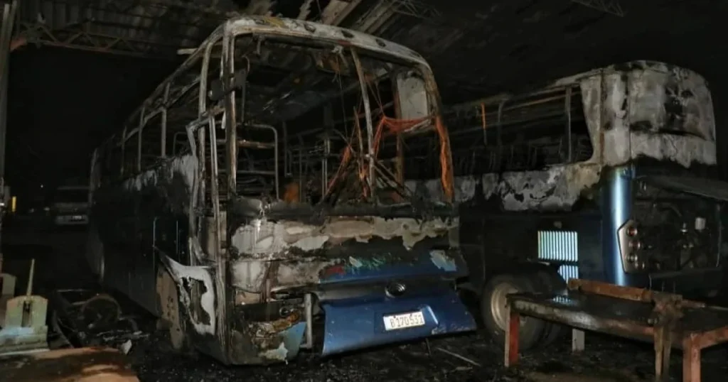 Ómnibus calcinados tras incendio en la base de transporte de Camagüey.
