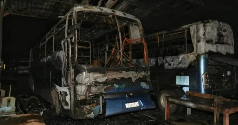 Ómnibus calcinados tras incendio en la base de transporte de Camagüey.