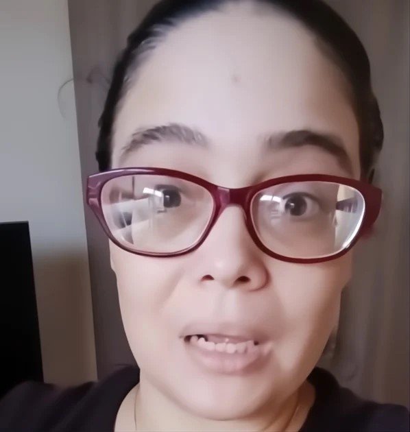 Madre cubana y su hija, reflejando el debate sobre las madres que se van sin sus hijos de Cuba.