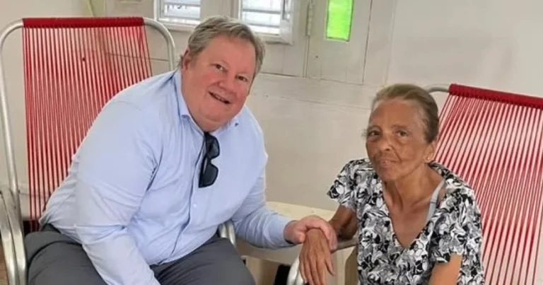 El Jefe de Misión de EEUU, Mike Hammer, visita a la activista Marta Beatriz Roque en La Habana en señal de apoyo.
