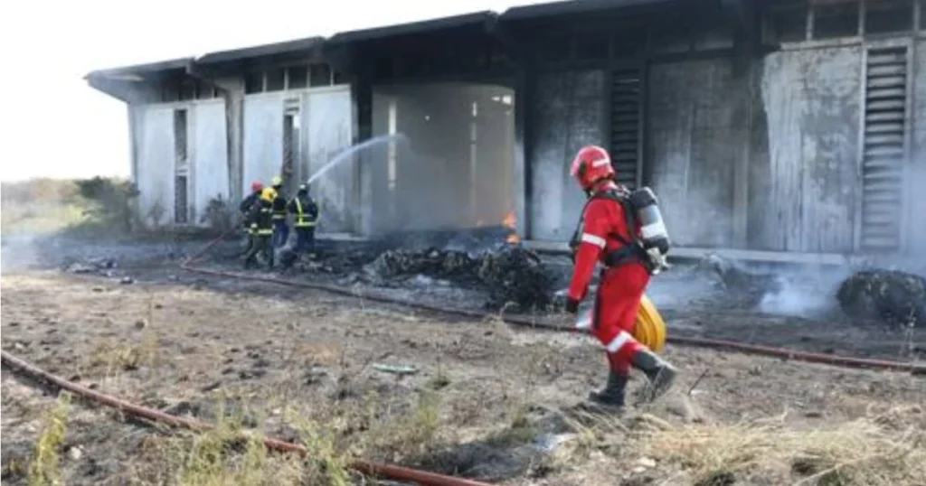 Bomberos controlan el incendio en almacén en Artemisa que se extendió a viviendas cercanas.