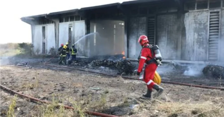 Bomberos controlan el incendio en almacén en Artemisa que se extendió a viviendas cercanas.