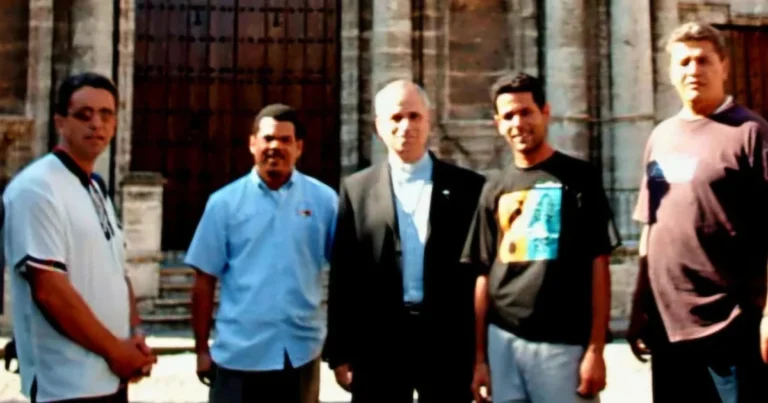 El Papa León XIV (entonces Robert F. Prevost) en una foto junto al fallecido activista cubano Harold Cepero en La Habana.
