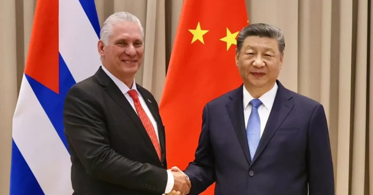 Miguel Díaz-Canel y Xi Jinping durante su reunión en Rusia para fortalecer lazos Cuba-China.