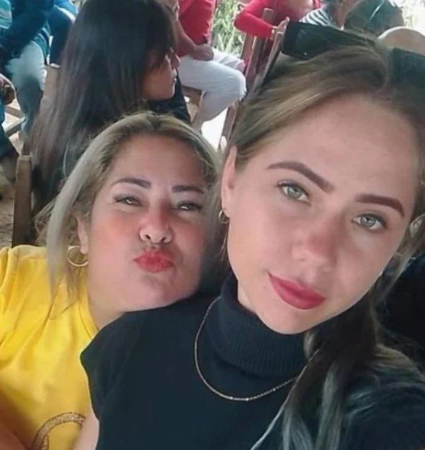Lazo negro en memoria de Yaliyly Requejo y Sheyla Escobar Requejo, madre e hija que mueren en Holguín tras fatal accidente vial.