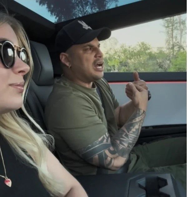 Ultrack visiblemente asustado mientras Claudia Artiles graba su reacción al probar un Tesla Cybertruck.