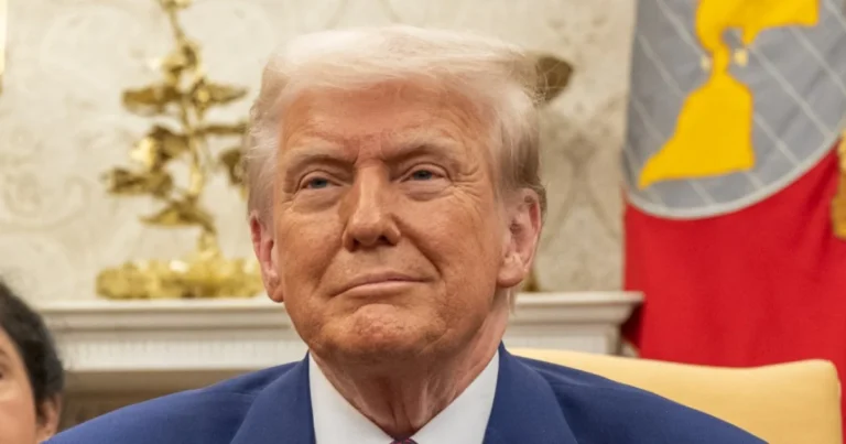 Donald Trump advierte sobre la 'invasión' de 21 millones de ilegales y anuncia medidas migratorias.