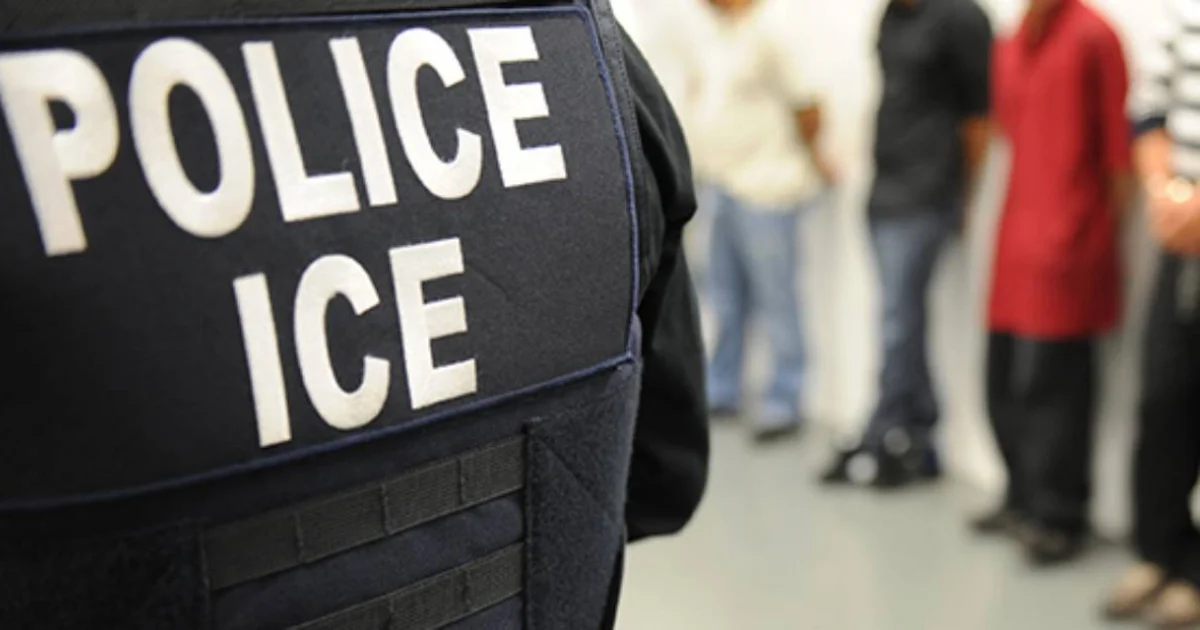 Exterior de un centro de detención de ICE, donde se han reportado muertes bajo custodia durante la administración Trump.