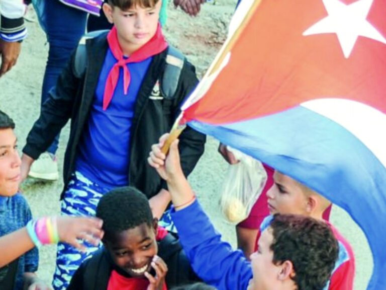 Una familia cubana bajo la amenaza del régimen de retirar la custodia a padres si no inculcan "amor a la Patria".