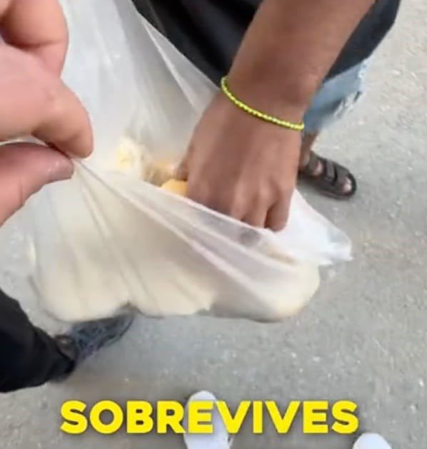 El youtuber español Juanjo Dalmau filmando la cruda realidad de Cuba, con colas para alimentos y deterioro urbano en La Habana.