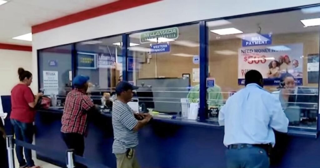 Manos contando dólares, simbolizando el envío de remesas y el impacto del propuesto impuesto a remesas en EEUU.