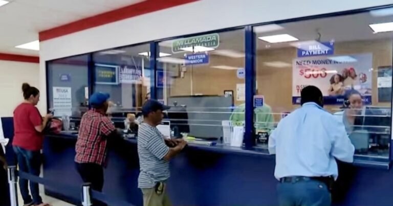 Manos contando dólares, simbolizando el envío de remesas y el impacto del propuesto impuesto a remesas en EEUU.