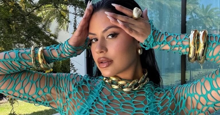 La Dura luciendo su impactante look sirena rejilla en tono turquesa, con peinado efecto húmedo, demostrando su estilo único.