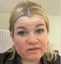 Mujer cubana celebra emocionada la aprobación de su asilo en EEUU tras presentarse en corte con el formulario I-220A.
