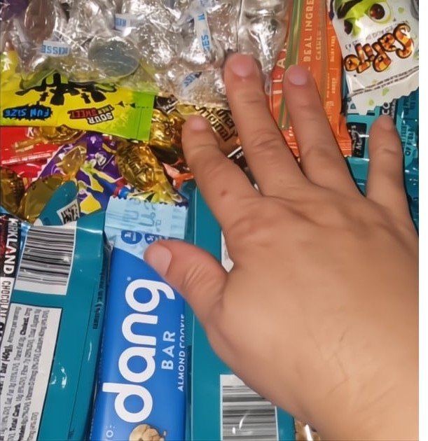 Una cubana mostrando su truco en TikTok para llevar media maleta de dulces a Cuba, abriendo paquetes y usando bolsas herméticas.