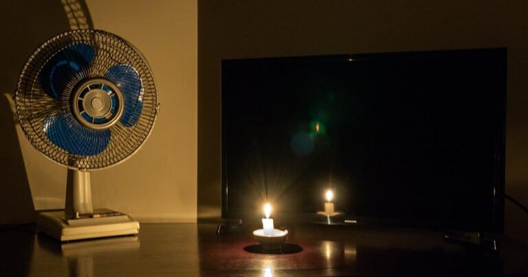 Silueta de una ciudad cubana durante un apagón nocturno, reflejando la crisis eléctrica con la llegada del verano.