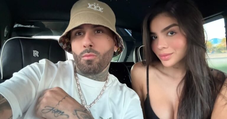 Nicky Jam sonriendo, en referencia a su respuesta viral sobre su físico y su relación con Juana Varón.