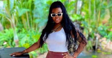 La influencer cubana La Cintumbare durante su intento de cantar en un estudio de grabación que se hizo viral.
