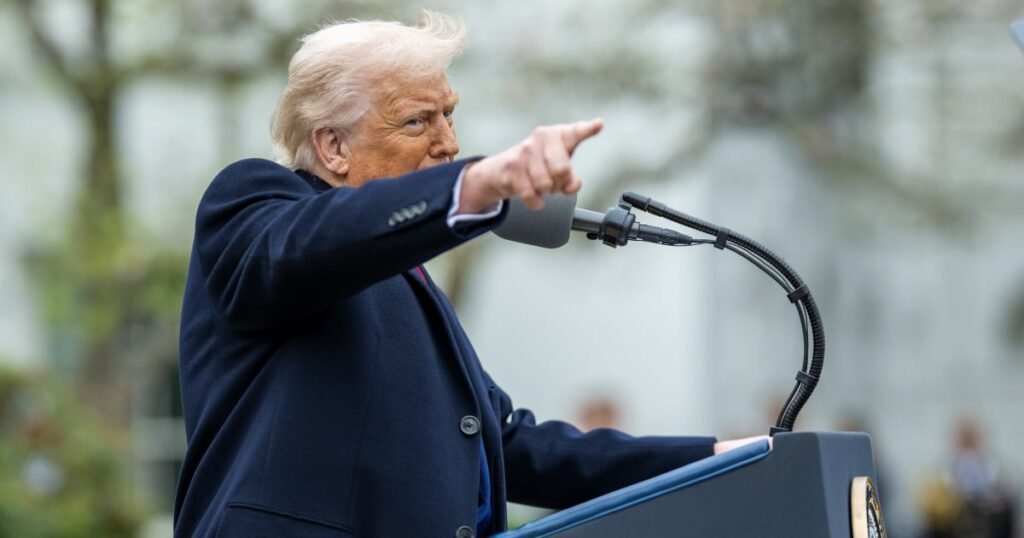 Donald Trump considerando el polémico plan de traslado de un millón de palestinos desde Gaza hacia Libia.