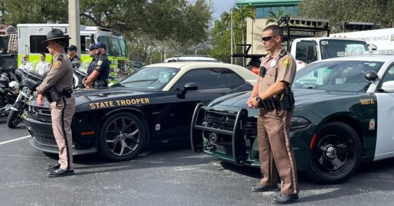 Agente de la Patrulla de Carreteras en Florida en una carretera, reflejando la crisis de personal que enfrenta la agencia.