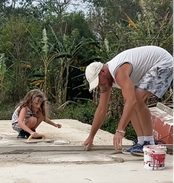 Familia cubana construyendo su nuevo hogar en Cuba, preparándose para su regreso desde Noruega.
