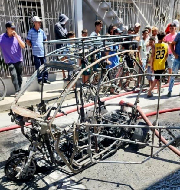 Triciclo eléctrico completamente calcinado tras incendio en vivienda de Las Tunas.